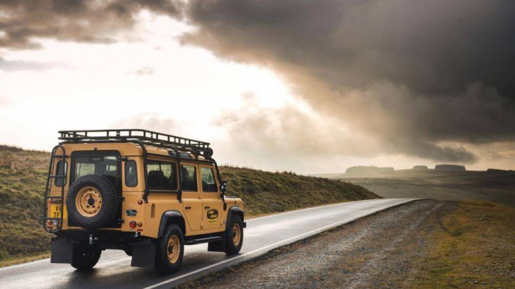 Mẫu xe này sở hữu ngoại thất sơn màu vàng đặc trưng được hãng gọi với cái tên Eastnor Yellow