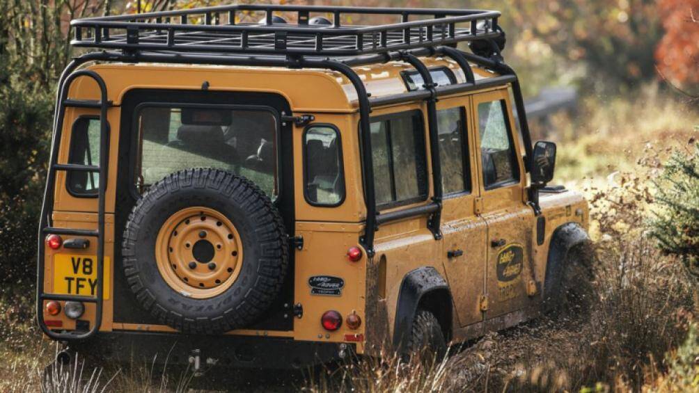 Land Rover Classic sẽ chỉ sản xuất đúng 25 chiếc Defender Works V8. Giá bán của chiếc xe này lên đến 270.000 USD (tương đương 6,2 tỷ đồng)