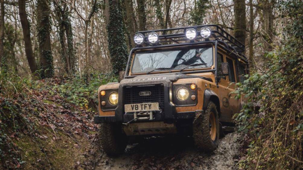 Bản này cũng được trang bị đầy đủ hệ thống tời kéo ở đầu xe, khung bảo vệ bằng thép ống bên ngoài, giá đồ trên nóc xe, tấm bảo vệ gầm xe