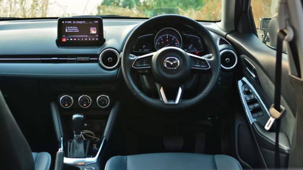 Về tính năng an toàn, Mazda2 2021 được trang bị gói i-Activsense gồm các tính năng cảnh báo điểm mù (ABSM), hệ thống phanh khẩn cấp khi lùi, ABS...