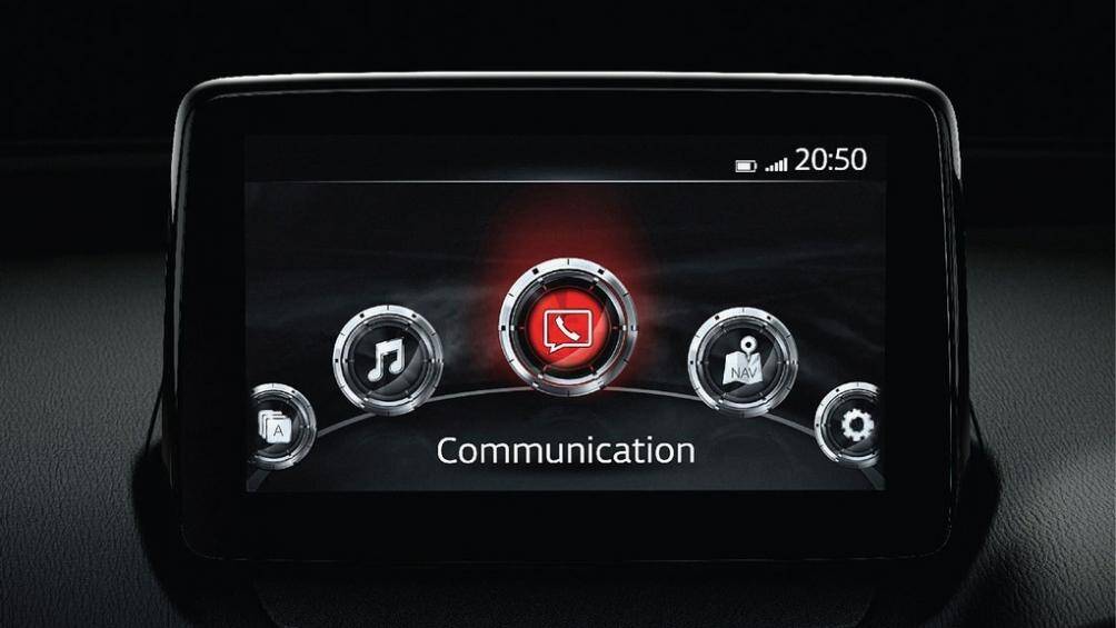 Hệ thống giải trí trên Mazda2 bao gồm màn hình cảm ứng 7 inch, hỗ trợ kết nối Mazda Connect, tất cả các phiên bản đều tích hợp camera lùi...