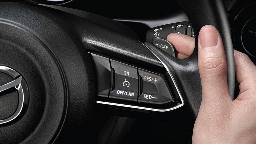 Cụ thể, Mazda2 sở hữu lẫy chuyển số thể thao sau vô lăng, thêm vào đó là màn hình Active Driving Display, hệ thống điều khiển Center Commander