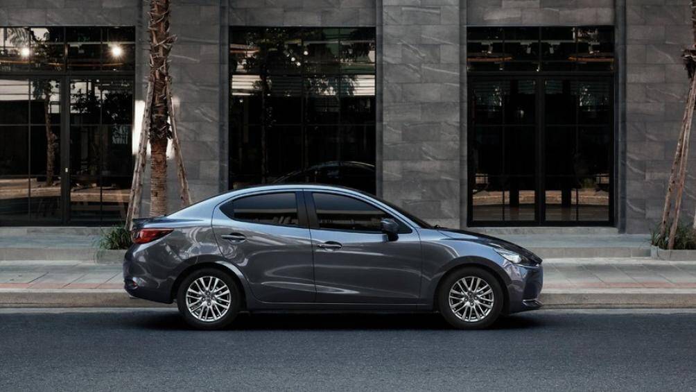 Ngoài ra, xe còn có hệ thống phân phối mô-men xoắn GVC Plus, hệ thống ngắt động cơ tạm thời i-STOP và hệ thống i-ELOOP giúp sạc lại nguồn điện khi phanh