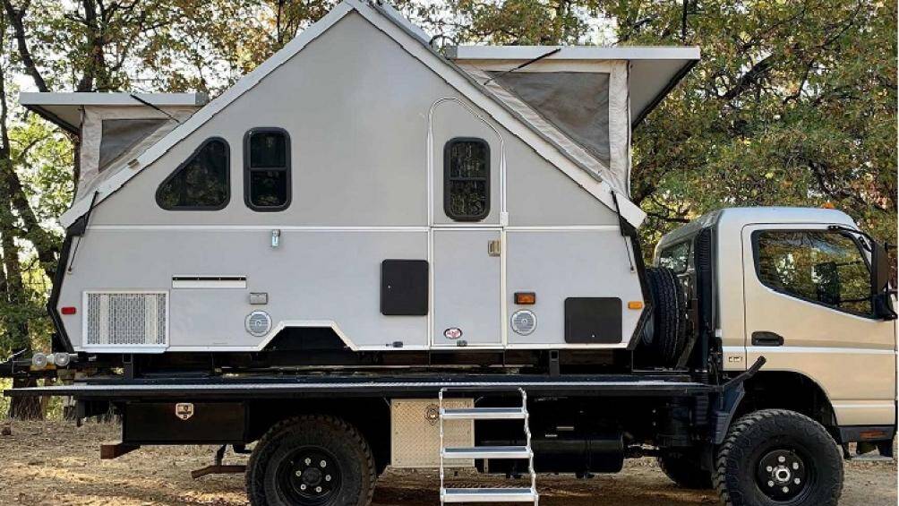 Lều cắm trại Aliner Expedition được dựng trên sàn phẳng của xe tải Mitsubishi Fuso 4x4 Overlanding 2008, đem lại không gian tiện ích cho 4 người