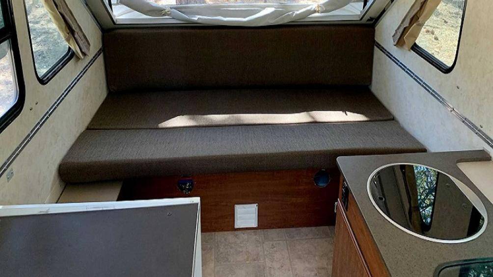 Bên trong, lều di động này có chứa nhiều tiện ích hiện đại như lò sưởi, vòi tắm hoa sen hoạt động bằng năng lượng mặt trời...