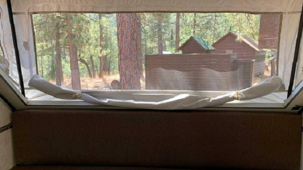 Lều cắm trại khung hình chữ A sở hữu trọng lượng nhẹ, dễ dàng lắp đặt và cất gọn, nó cho phép nhận nhiều ánh sáng tự nhiên từ bên ngoài