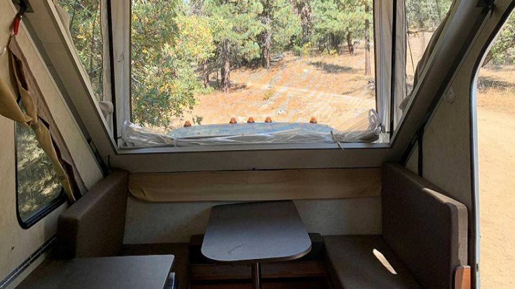 Chiếc Mitsubishi Fuso 4x4 được rao bán cùng Aliner Expedition có mức giá 29.000 USD (667 triệu đồng) với tổng quãng đường di chuyển 99.780 km