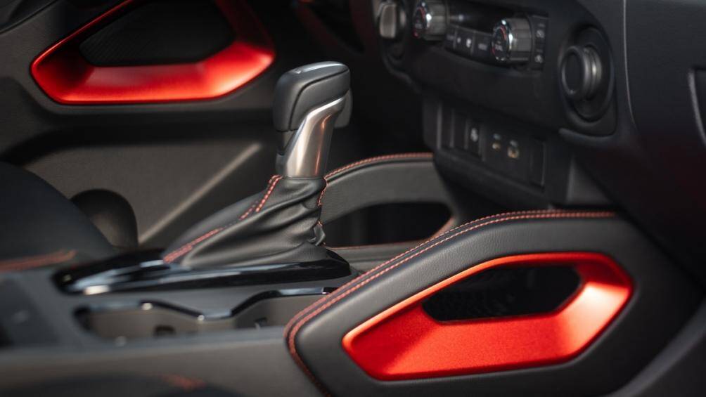 Xe được trang bị tiêu chuẩn tính năng hỗ trợ khởi hành ngang dốc và hỗ trợ đổ đèo