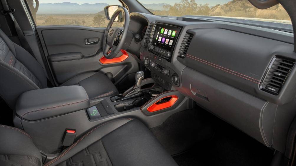 Ở bệ tì tay trung tâm, Nissan thiết kế cho xe khoang chứa đồ dung tích hơn 3 lít. Cửa sau xe có hộc đồ 5,7 lít và 6,5 lít ở cửa trước