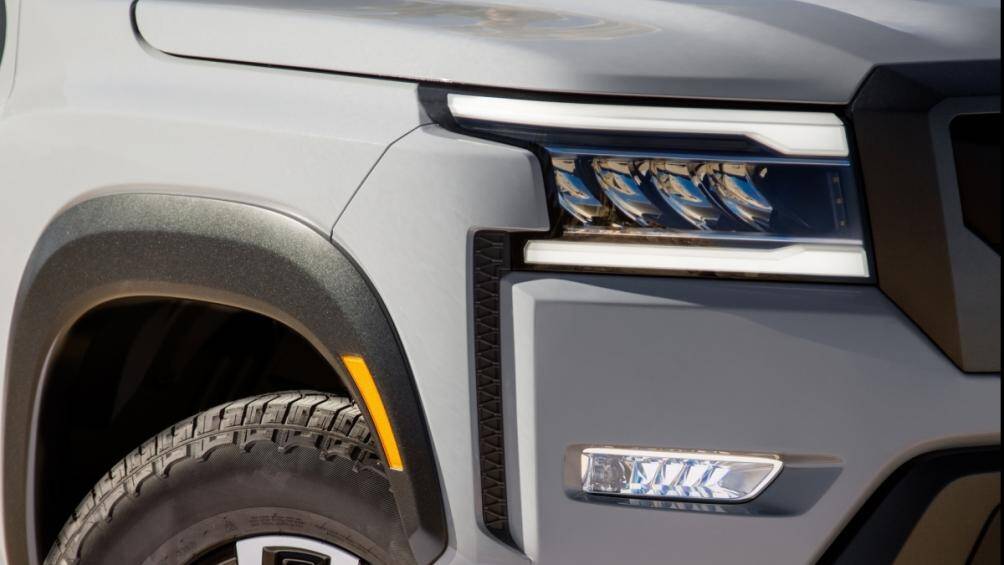 Cụm đèn pha đặt ngang với đèn LED định vị ban ngày đặt song song ở phía trên và phía dưới