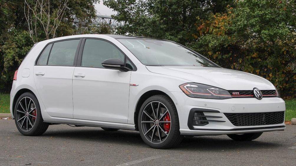 2. Volkswagen Golf GTI 2021 (điểm tổng thể: 8,4/10, giá khởi điểm: 28.695 USD)