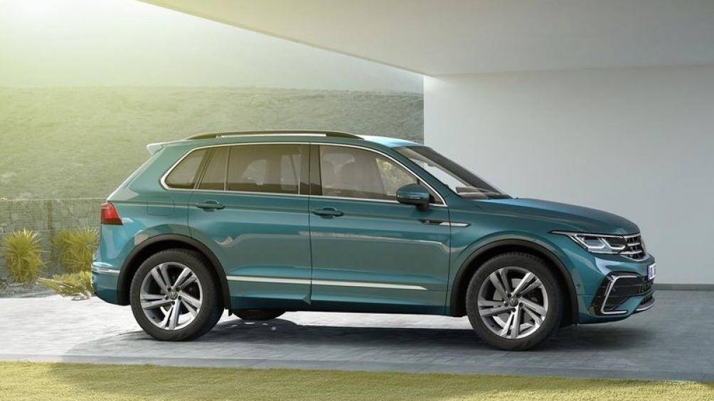 8. Volkswagen Golf 2021 (điểm tổng thể: 8/10, giá khởi điểm: 23.195 USD)