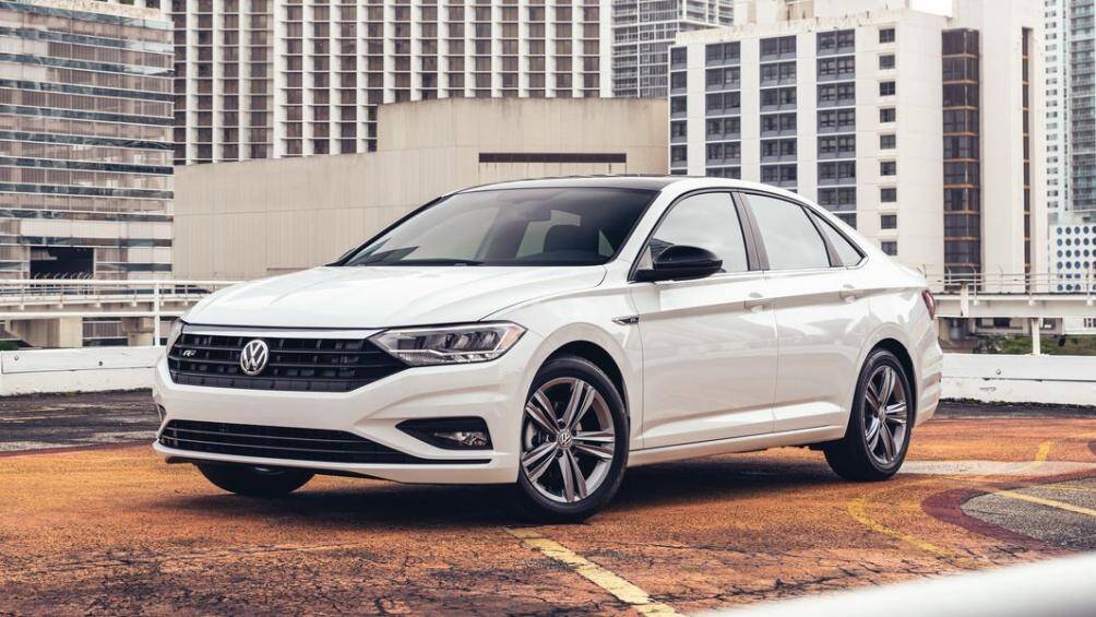 9. Volkswagen Jetta 2021 (điểm tổng thể: 7,5/10, giá khởi điểm: 18.995 USD)