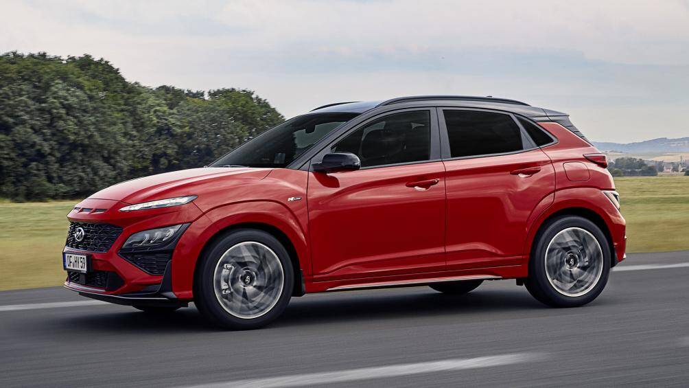 Hyundai Kona 2022 bổ sung các tính năng hỗ trợ lái xe cao cấp như giữ chạy giữa làn đường, giữ khoảng cách xe phía trước, hệ thống nhận diện biển báo...