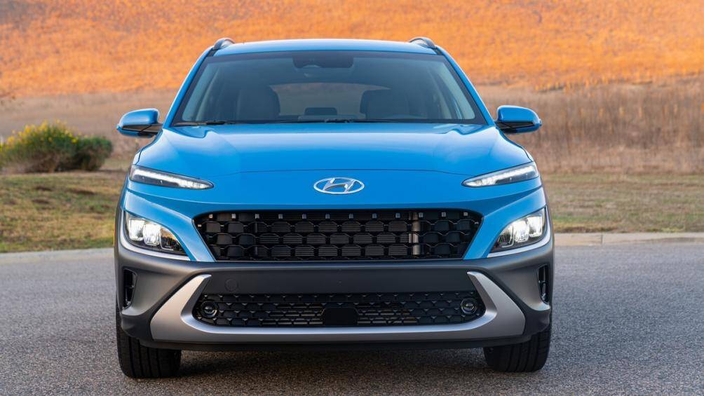 Hyundai Kona 2022 có lưới tản nhiệt lớn hơn với đèn pha thiết kế lại. Chiếc crossover cũng có thêm đèn ban ngày LED mới