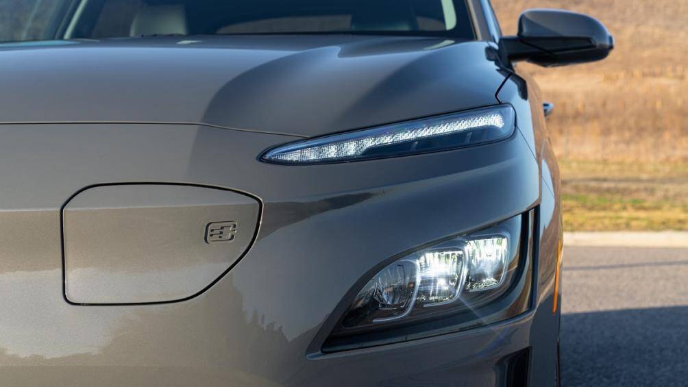 Gói pin lithium-ion 64 kWh cùng một động cơ điện, công suất 201 mã lực, chạy được 415 km mỗi lần sạc đầy