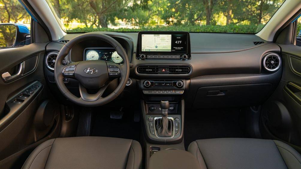 Hyundai Kona 2022 sử dụng màn hình lớn hơn 8 inch. Bảng điều khiển trung tâm thiết kế lại, các chi tiết giả nhôm và đèn nội thất mới