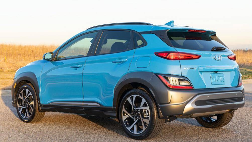 Sự thay đổi xuất hiện ở cả phía sau, với cản trước mới và hệ thống đèn nâng cấp, ngoài ra là bộ vành hợp kim làm lại khác với bản trước