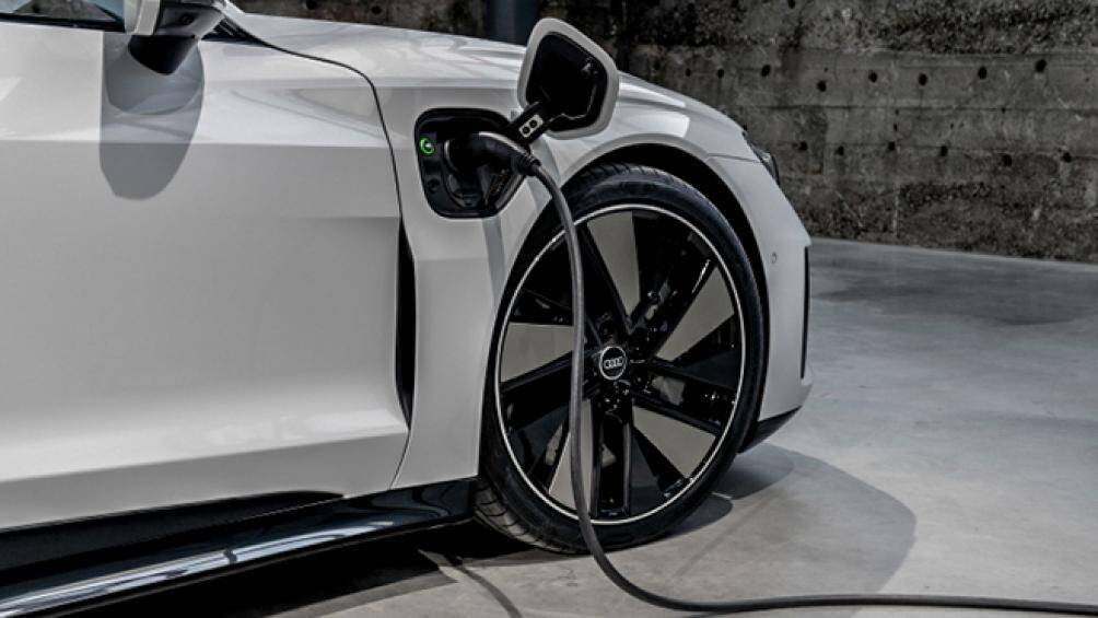 Phiên bản tiêu chuẩn của Audi E-Tron GT sử dụng mô tơ điện kép (1 trên mỗi trục) với tổng công suất 476 mã lực và mô-men xoắn 630 Nm