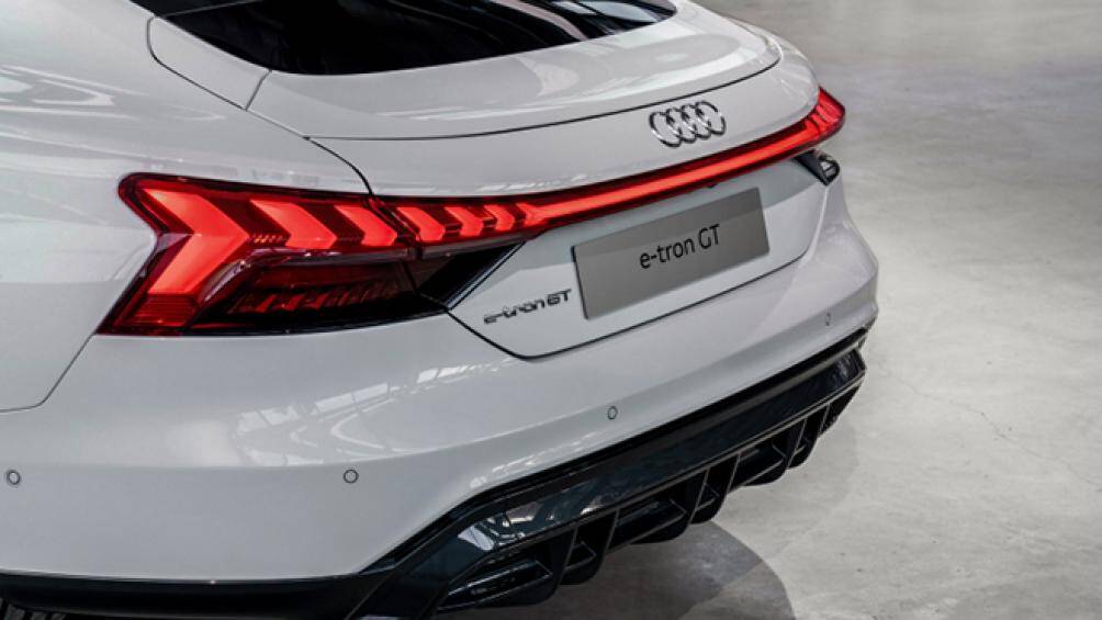 Đuôi xe cơ bắp được Audi gọi là "Quattro Blisters". Thiết kế đèn hậu tại đây cũng lần đầu được Audi ứng dụng