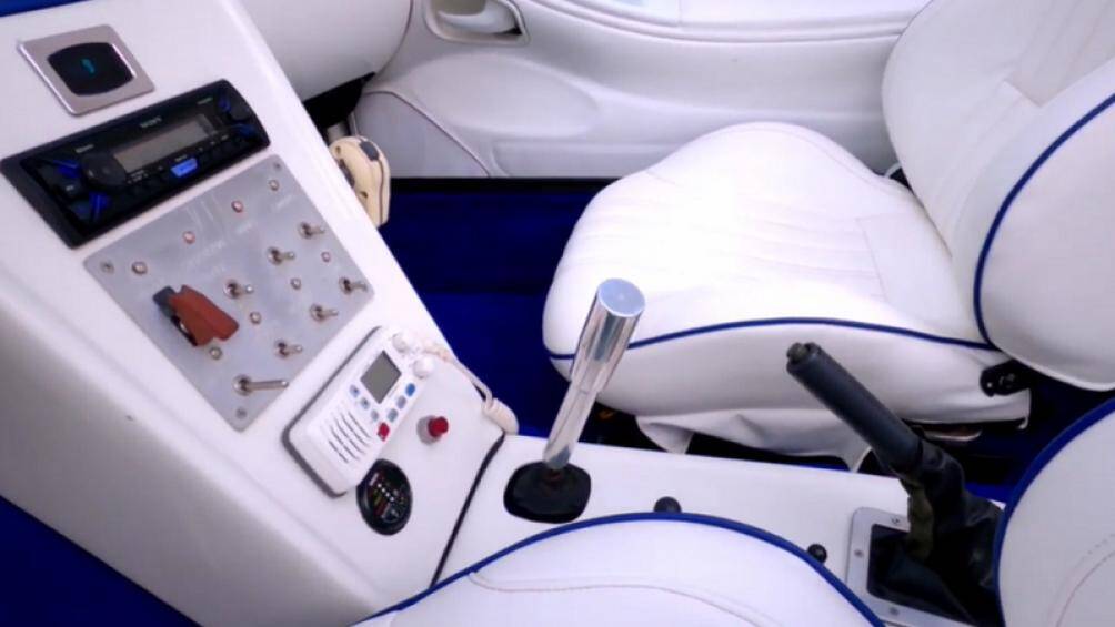 Nó có thể đạt tốc độ tối đa 200 km/h trên mặt đất và 85 km/h trên mặt nước, trong khi chở 4 hành khách trên cabin