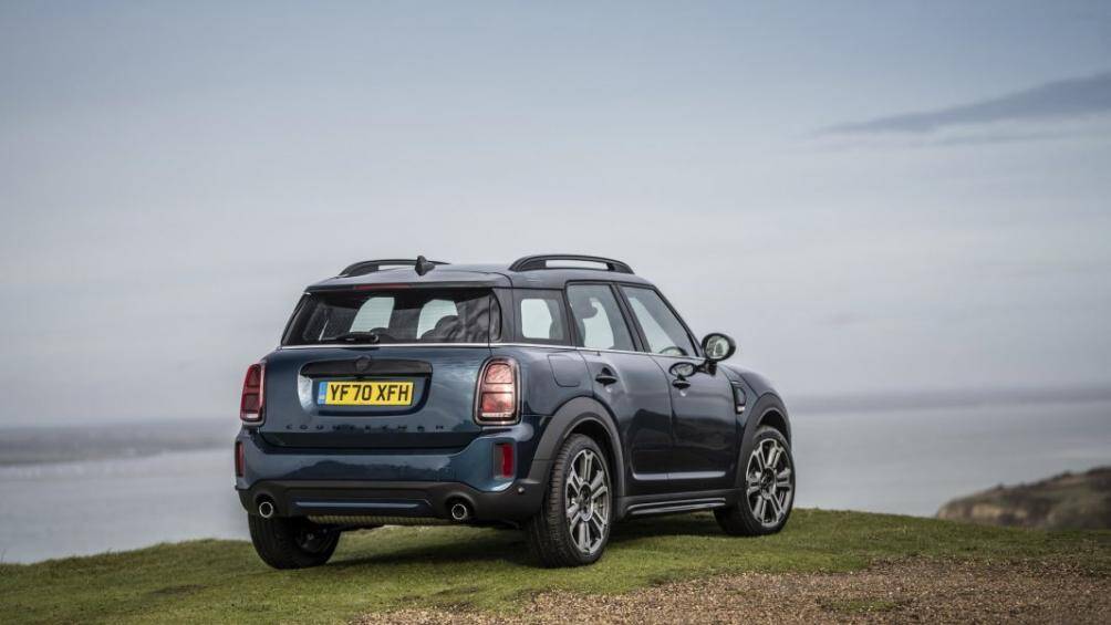 Các trang bị tiêu chuẩn trên phiên bản này bao gồm đèn chiếu sáng dạng LED, đèn sương mù và đèn hậu, băng ghế Picnic có thể gập lại