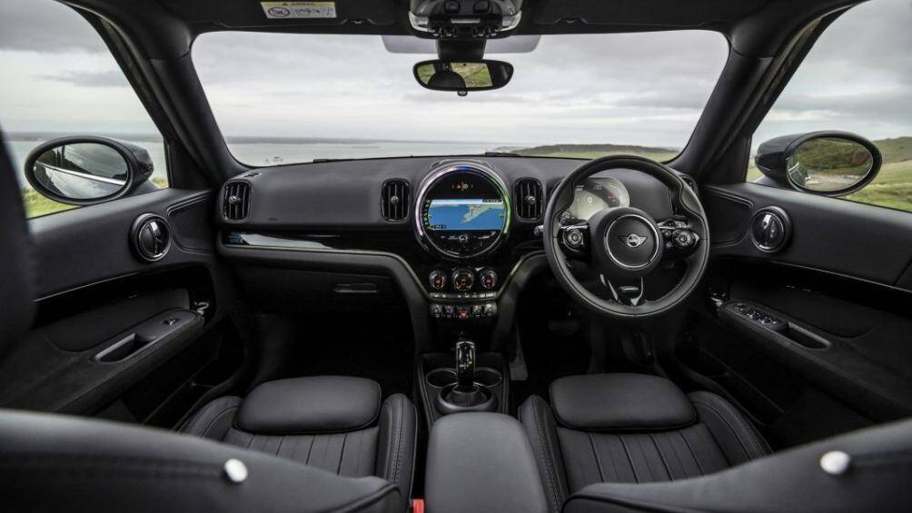 Cụm đồng hồ kỹ thuật số có kích thước 5 inch, hệ thống màn hình thông tin giải trí trung tâm có kích thước 8,8 inch