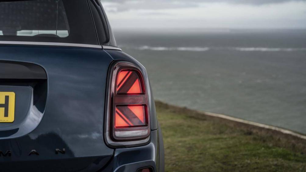 MINI Countryman Boardwalk Edition có khả năng tăng tốc từ 0-100 km/h trong 9,7 giây, mức tiêu thụ nhiên liệu là 6,3 lít/100km