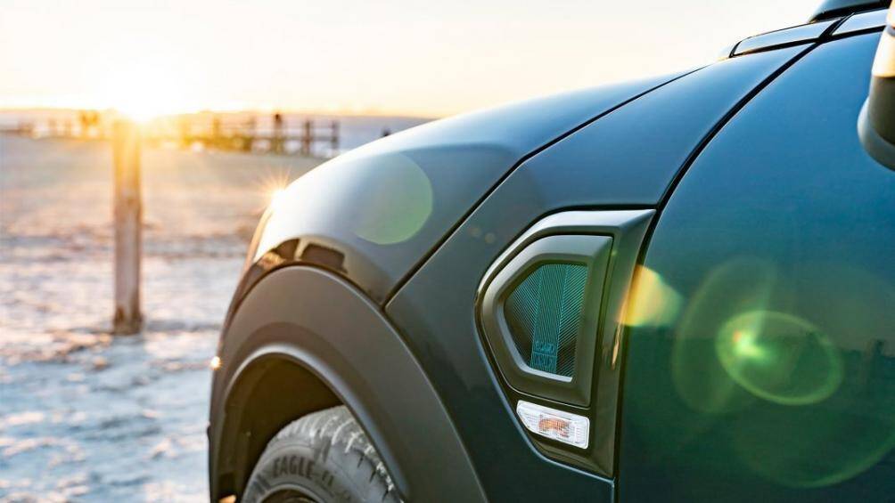 Màu sơn này mang màu xanh đậm chủ đạo hơi ánh xanh lá với hiệu ứng ánh kim, bộ mâm đa chấu có kích thước 18 inch được sơn đen