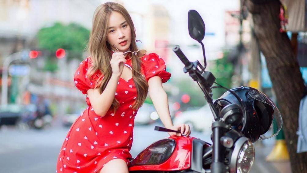 Tự tin tạo dáng bên xế nổ