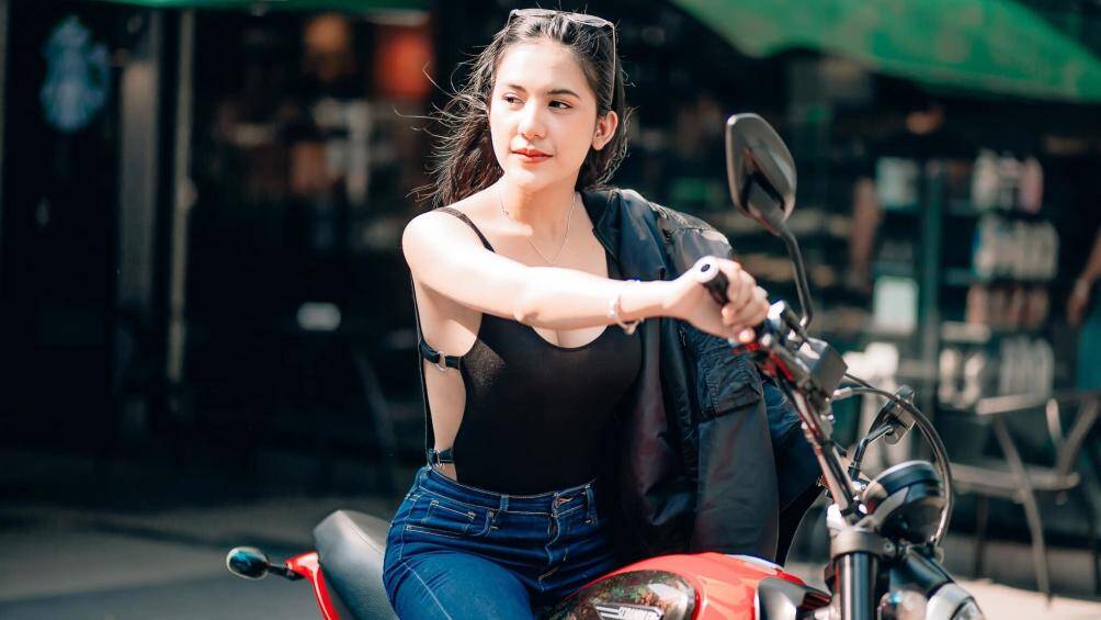 Với làn da trắng ngọc cùng trang phục quyến rũ, người đẹp Kamolchanok Jindapong đốt mắt người xem