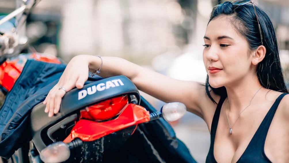 Gương mặt đầy cá tính, kế bên là "chàng trai" Ducati Scrambler mạnh mẽ