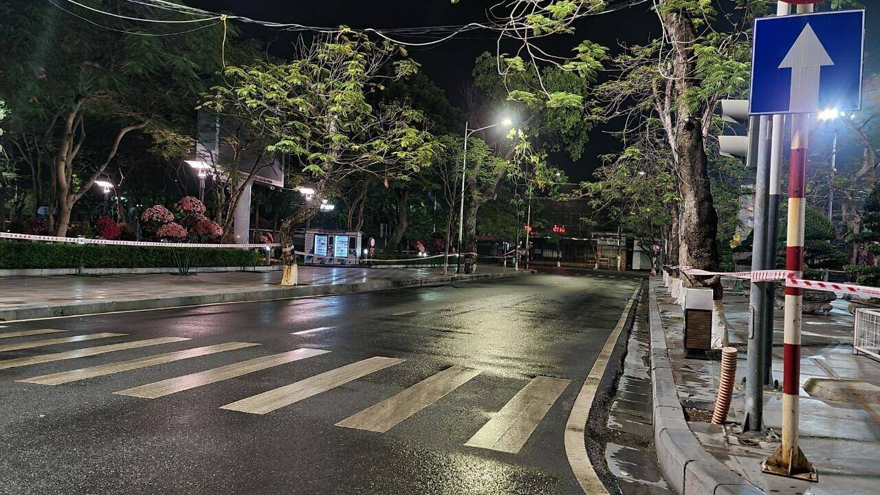 Các khu vực vui chơi, giải trí, thể dục thể thao đều được chăng dây và kiểm soát chặt chẽ, đường phố Hải Phòng về đêm yên lặng lạ kỳ.