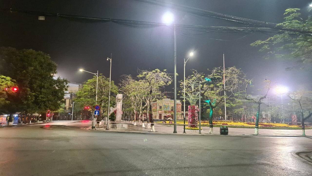 Tương tự, khu vực Dải vườn hoa Trung tâm thành phố và Cột Cờ trước cửa Nhà hát thành phố cũng không một bóng người. Từ trước 22h ngày 22/2, nhiều người dân đã về nhà, thực hiện theo đúng chỉ thị của thành phố.