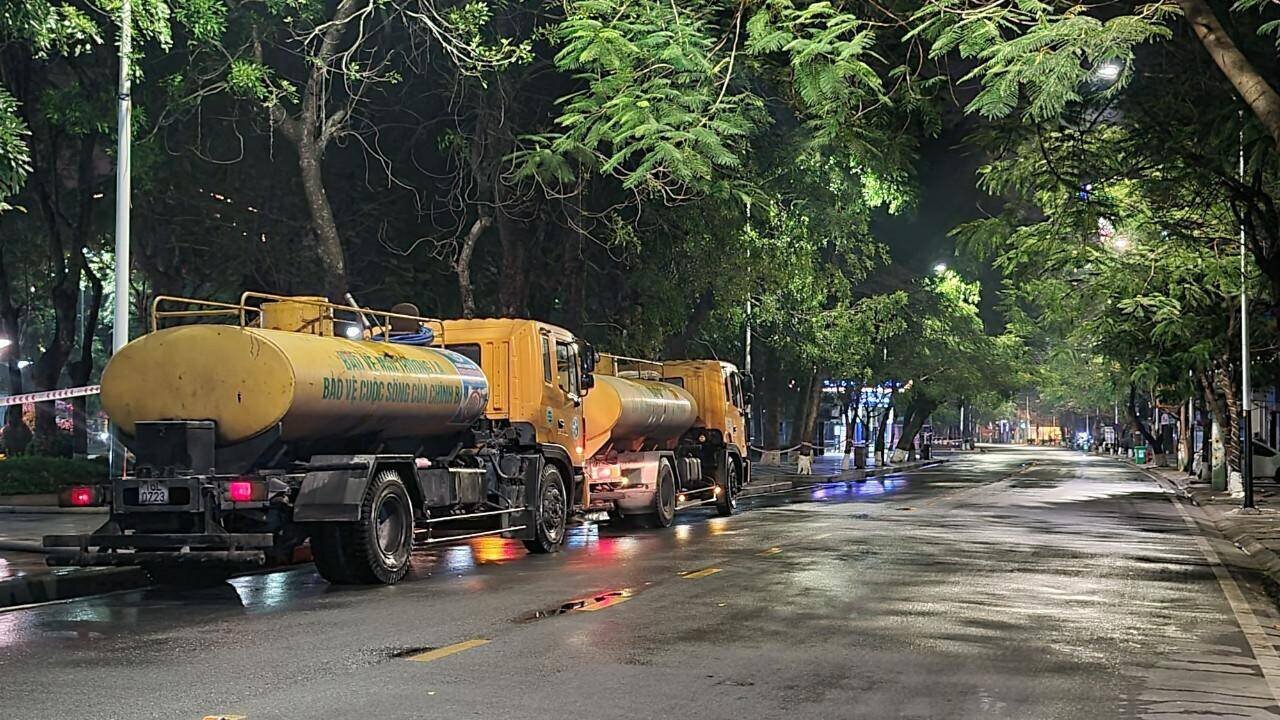 Đường phố Hải Phòng chỉ còn lại những người công nhân đang miệt mài làm đẹp xóm phố.