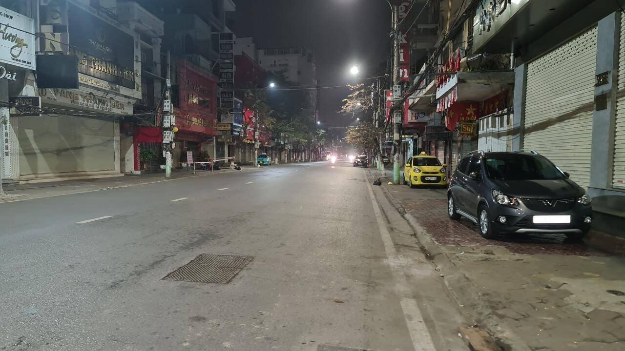 Phố Cầu Đất nơi tập trung nhiều cửa hàng, cửa hiệu và mật độ giao thông tương đối lớn, nhưng sau ngày đầu tiên thực hiện Chỉ thị 09 đã không một bóng người.