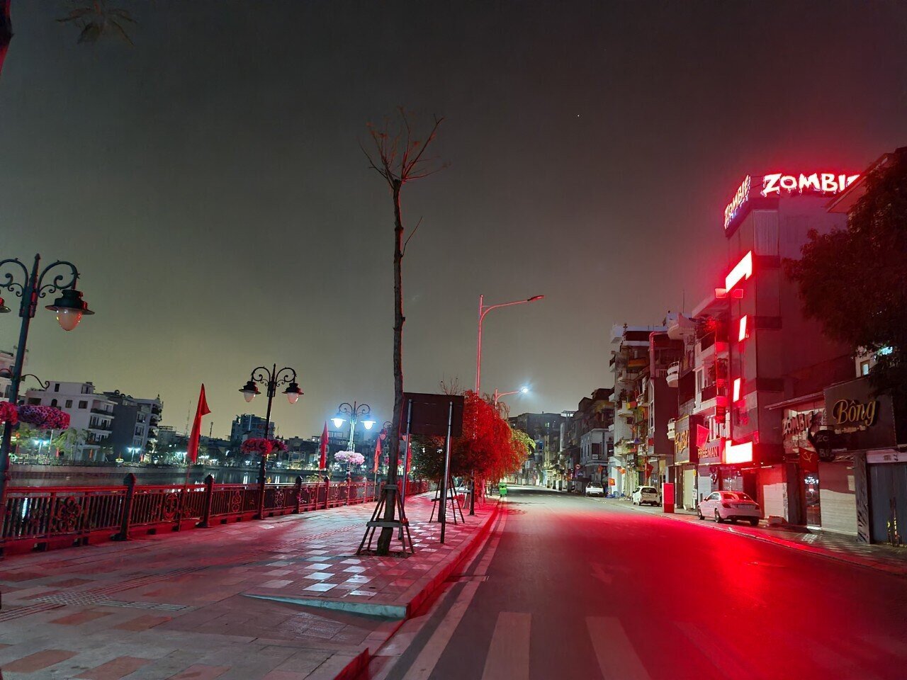 Sau khi Chỉ thị 09 của thành phố được ban hành, trong ngày đầu thực hiện, các quán bán hàng, quán bar, karaoke... trên địa bàn đã tuân thủ rất tốt, tạm dừng hoạt động để phòng chống dịch. Phố đi bộ Tam Bạc, con phố sầm uất của Hải Phòng đến 22h đêm ngày 22/2 không một bóng người.