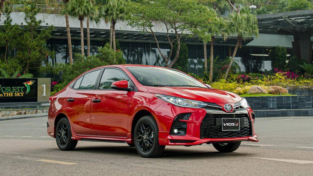 Về thiết kế, Vios GR-S thể hiện sự khác biệt ngay từ bộ quây thể thao và ký hiệu GR-S đặc trưng