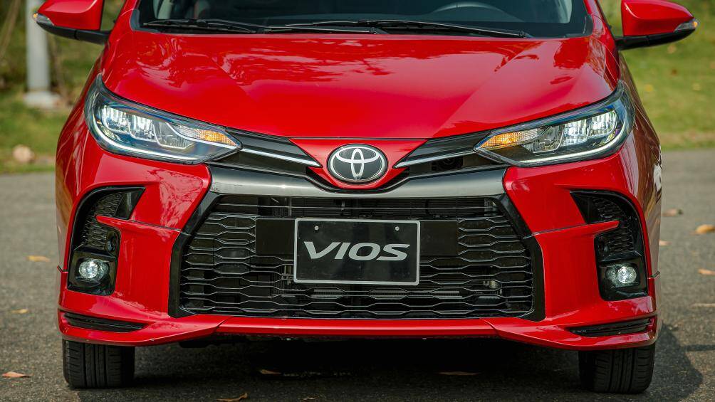 Lưới tản nhiệt dạng tổ ong được phủ lớp sơn bóng, tăng dáng vẻ thể thao