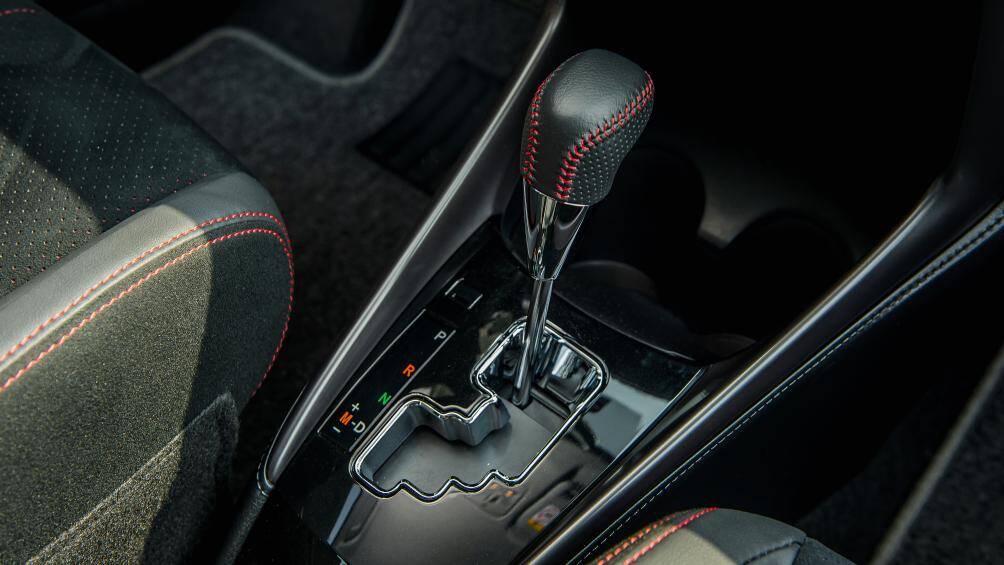 Khác với các phiên bản còn lại, Vios GR-S sử dụng hộp số CVT có 10 cấp số ảo. Thêm vào đó, xe còn có 2 chế độ lái gồm Eco và Sport, giúp khách hàng có thể trải nghiệm khả năng phấn khích khi vận hành