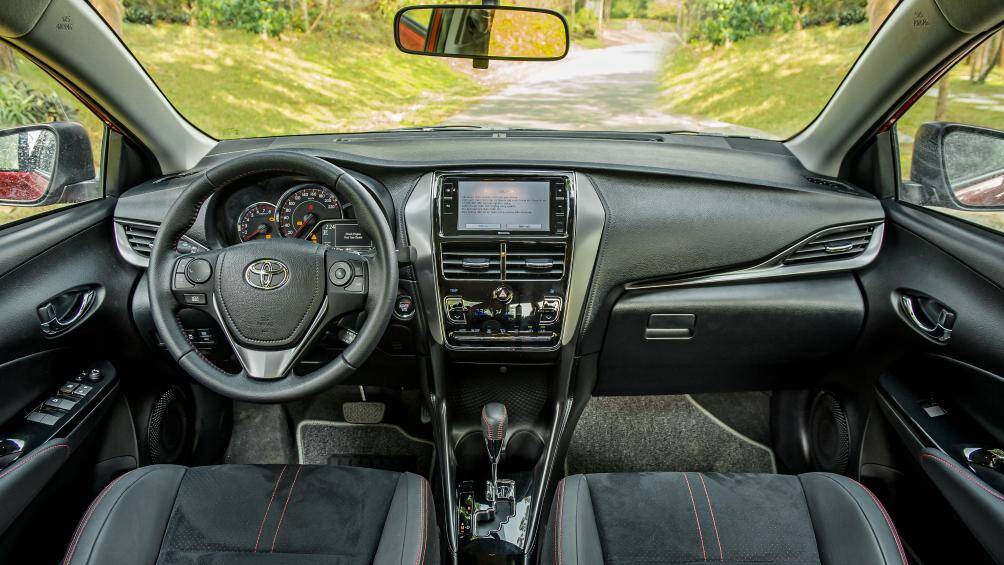 Bên trong khoang nội thất, trang bị Toyota Vios GR-S tương đương với bản G. Tuy nhiên, loại da và cách phối màu khác biệt, sử dụng tông màu đen chủ đạo kết hợp với đường chỉ đỏ, tạo sự tương phản