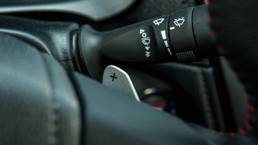 Riêng phiên bản Vios GR-S được trang bị lẫy chuyển số thể thao trên vô-lăng