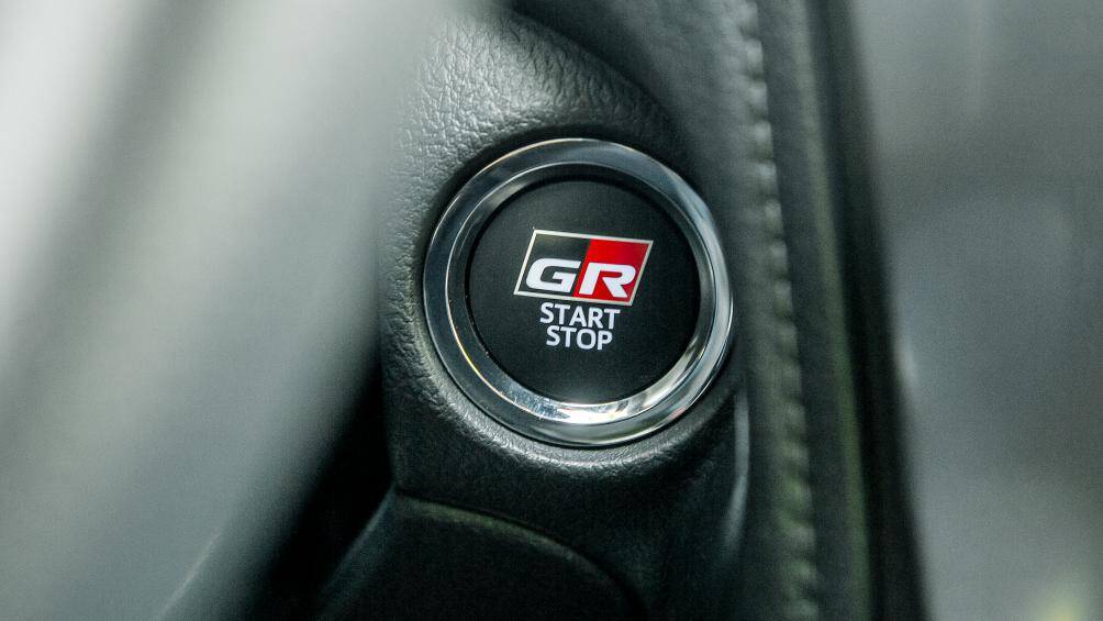 Trên Toyota Vios GR-S, có nhiều chi tiết gắn lô-gô GR thể hiện sự đặc biệt, chất thể thao của phiên bản này.