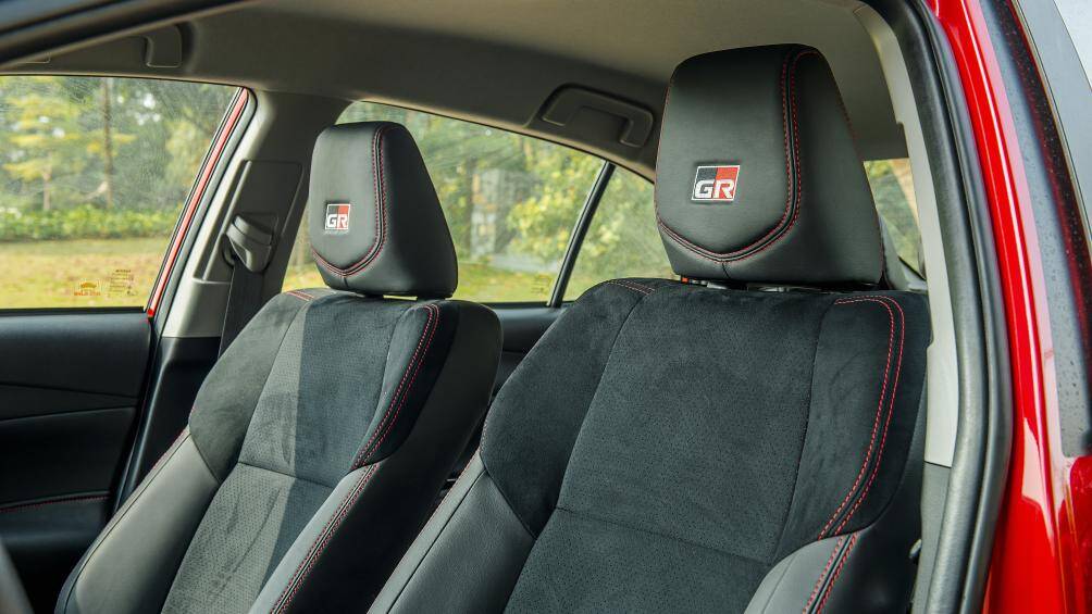 Ghế da trên xe là dạng ghế thể thao, kết hợp giữa da bóng và da lộn