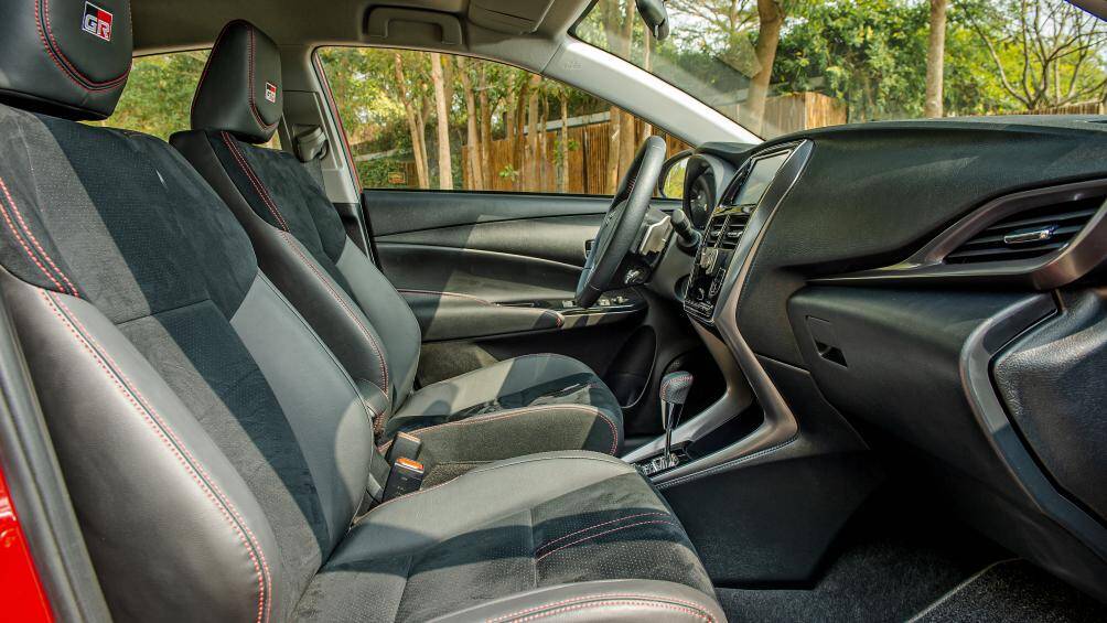 Toyota Vios GR-S nổi bật với cụm đồng hồ dạng Optitron với viền đỏ, điều hòa tự động, màn hình giải trí trung tâm...