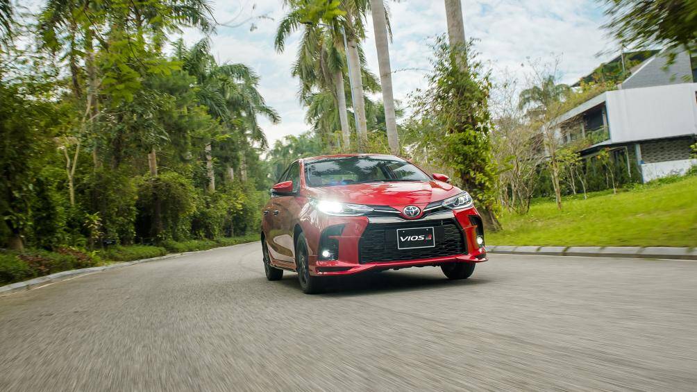 Các trang bị an toàn trên Toyota Vios GR-S gồm ABS, BA, EBD, cân bằng điện tử, kiểm soát lực kéo, kiểm soát hành trình, hỗ trợ khởi hành ngang dốc, đèn báo phanh khẩn cấp, camera lùi, cảm biến hỗ trợ đỗ xe trước/ sau, 7 túi khí...