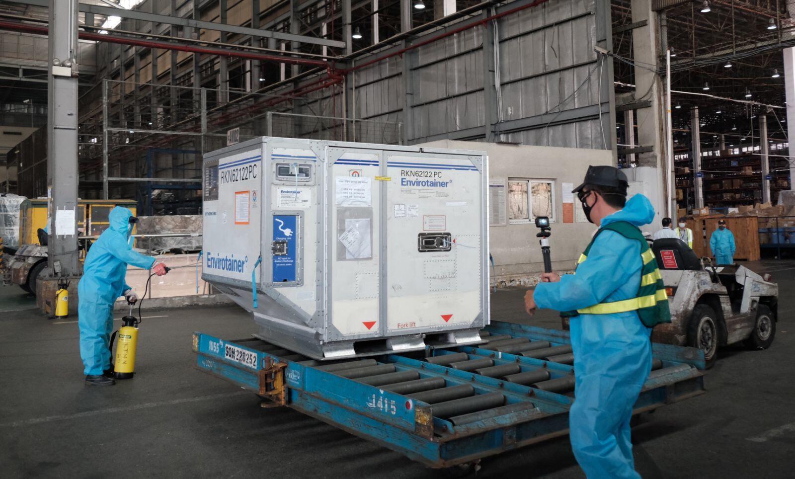 Trước khi được đưa vào kho lạnh của TCS, toàn bộ nhân viên phục vụ ngoài sân đỗ và lô hàng được phun khử trùng toàn bộ, tuân thủ đúng quy định phòng chống dịch bệnh của cơ quan chức năng.