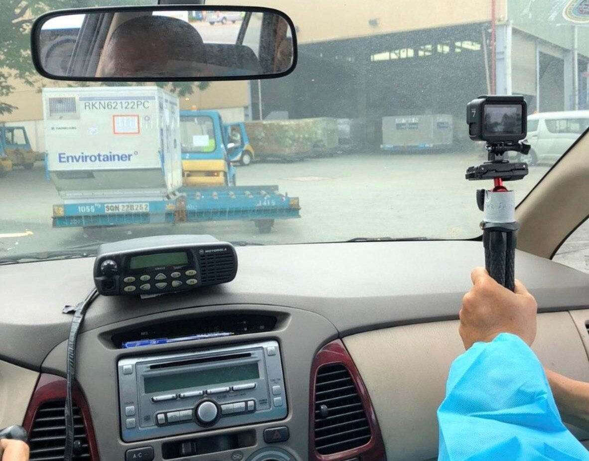 Từ khi dỡ khỏi tàu bay, lô hàng được áp tải bằng camera hành trình, nhân viên TCS kiểm tra, chụp hình, ghi nhận tình trạng thùng chứa, phần trăm pin, nhiệt độ thể hiện trên thùng chứa mỗi 03 tiếng/lần đến khi hoàn thành bàn giao cho khách hàng.