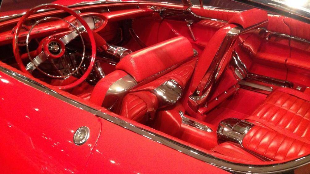 Buick Centurion 1956 có ghế đơn lẻ thay vì ghế dài và tích hợp nhiều tín hiệu lấy cảm hứng từ ngành hàng không vào trong cabin