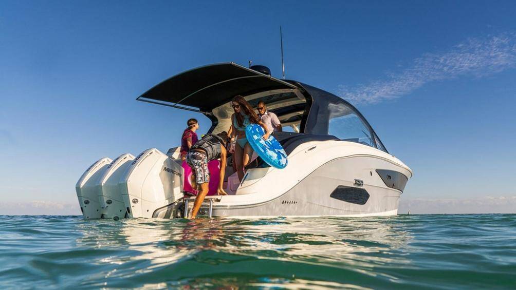 Phía sau của Sundancer 370 Outboard cho thấy nó có trang bị 3 động cơ Mercury Verado 300